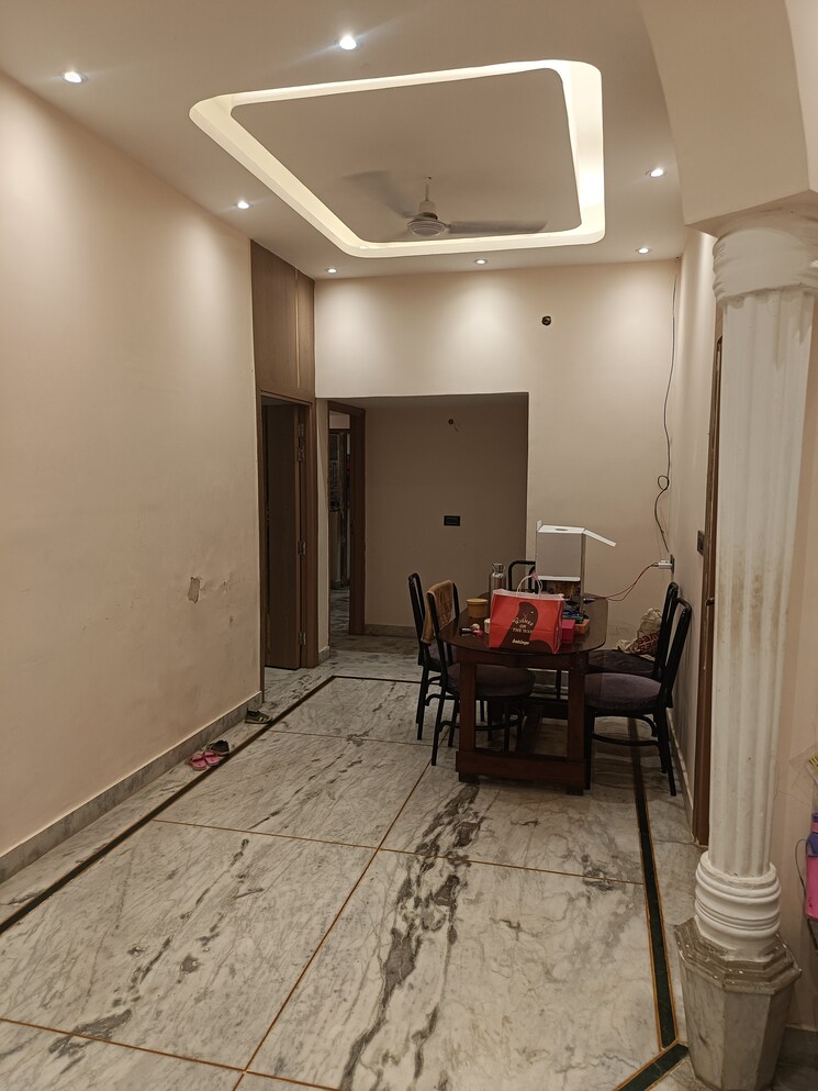  Parking, sector 31 3 Bedroom 170 Sq.Mt. Independent House In Sector 31 Noida 9380673