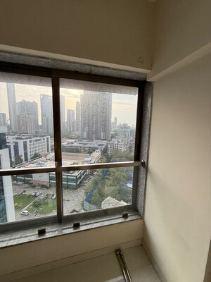 Room in 4 BHK Apartment at Darshan Rico, Lower Parel – for Rent