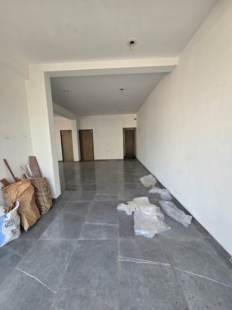 Room, akota Commercial Office Space 1100 Sq.Ft. In Akota Vadodara 9380769