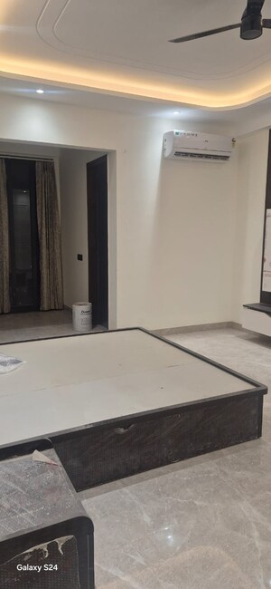 Room in 3 BHK Builder Floor at Super Mart 1, Sector 27 – for Rent