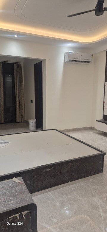 Room in 3 BHK Builder Floor at Super Mart 1, Sector 27 – for Rent