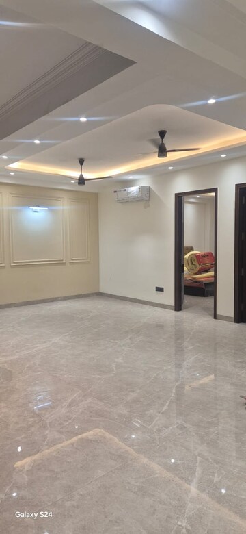 Room in 3 BHK Builder Floor at Super Mart 1, Sector 27 – for Rent