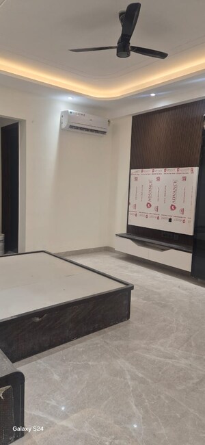 Room in 3 BHK Builder Floor at Super Mart 1, Sector 27 – for Rent