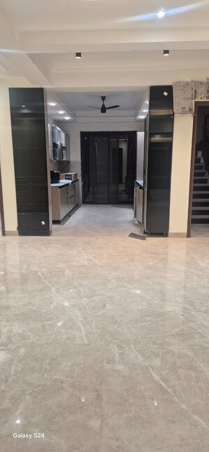 Room in 3 BHK Builder Floor at Super Mart 1, Sector 27 – for Rent