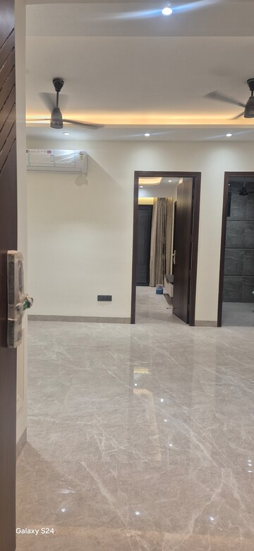 Furnished Amenities in 3 BHK Builder Floor at Super Mart 1, Sector 27 – for Rent