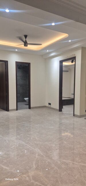 Furnished Amenities in 3 BHK Builder Floor at Super Mart 1, Sector 27 – for Rent