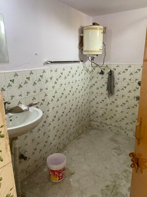 Attached Bathroom in 2.5 BHK Apartment at Mayur Vihar – for Rent