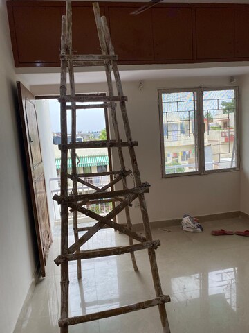 Room in 2.5 BHK Apartment at Mayur Vihar – for Rent