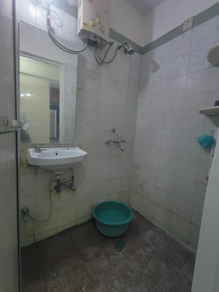 Bathroom, shami-vasant-vihar-chs-ltd 1.5 Bedroom 625 Sq.Ft. Apartment In Vasant Vihar Thane 9380876