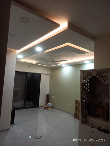 Room in 2 BHK Apartment at Gera Song Of Joy, Kharadi – for Rent