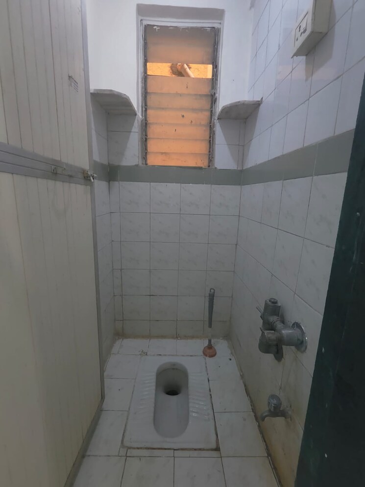 Bathroom, shami-vasant-vihar-chs-ltd 1.5 Bedroom 625 Sq.Ft. Apartment In Vasant Vihar Thane 9380876