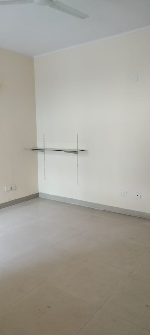 3 BHK + Servant Room Apartment For Rent in Unitech Fresco
