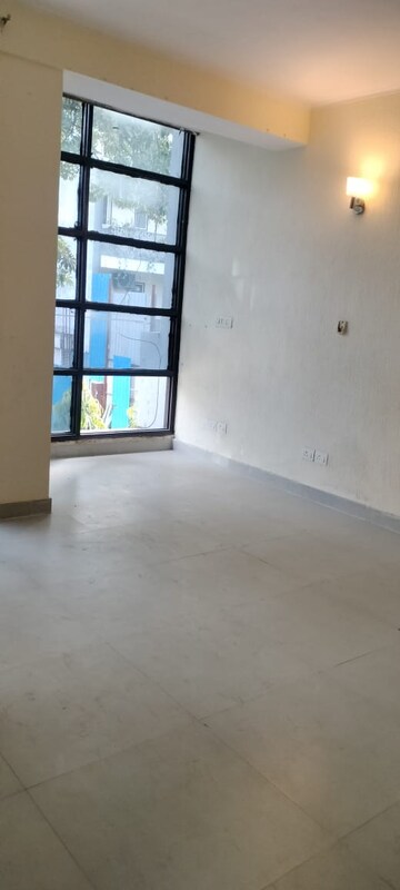 Room in 3 BHK Apartment at Unitech Fresco, Sector 50 – for Rent