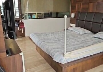 Bedroom in 4 BHK Apartment at Kohinoor Apartment Andheri West, Andheri West – for Rent