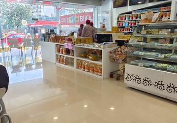 Shop For Sale in Malad East