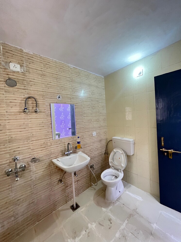 Bathroom, upavp-ganga-yamuna-and-hindon-enclave 3.5 Bedroom 2050 Sq.Ft. Apartment In Pratap Vihar Ghaziabad 9380991