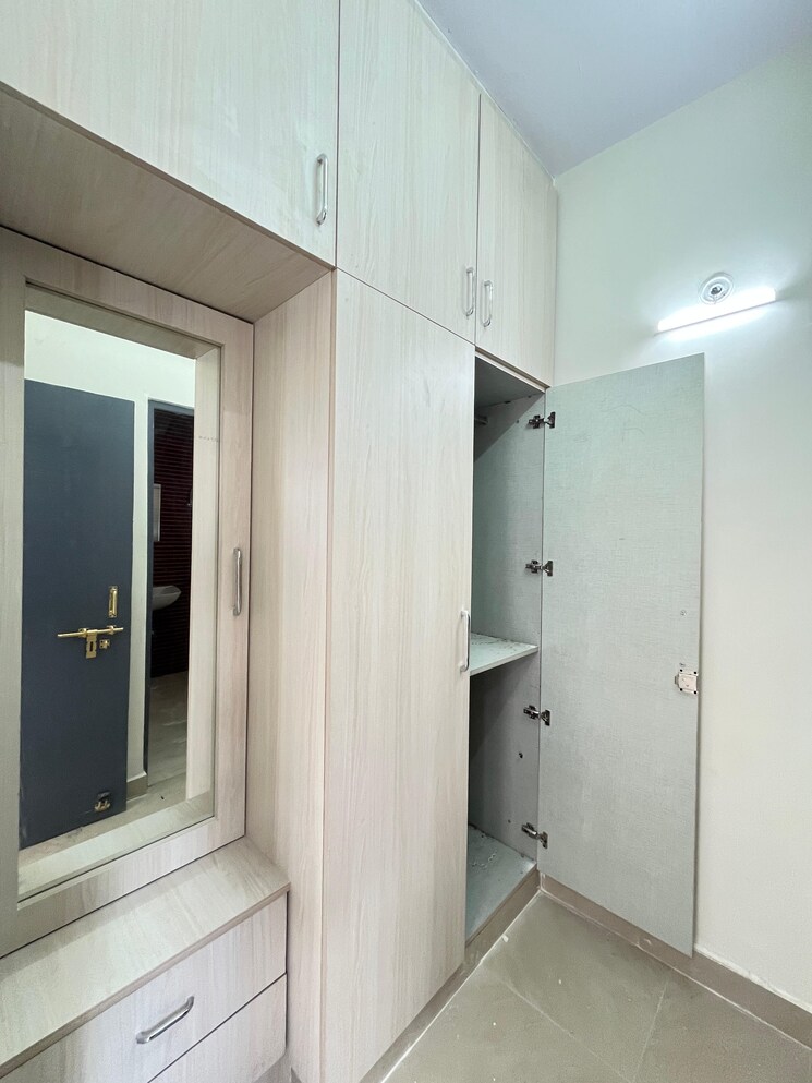 Room, upavp-ganga-yamuna-and-hindon-enclave 3.5 Bedroom 2050 Sq.Ft. Apartment In Pratap Vihar Ghaziabad 9380991