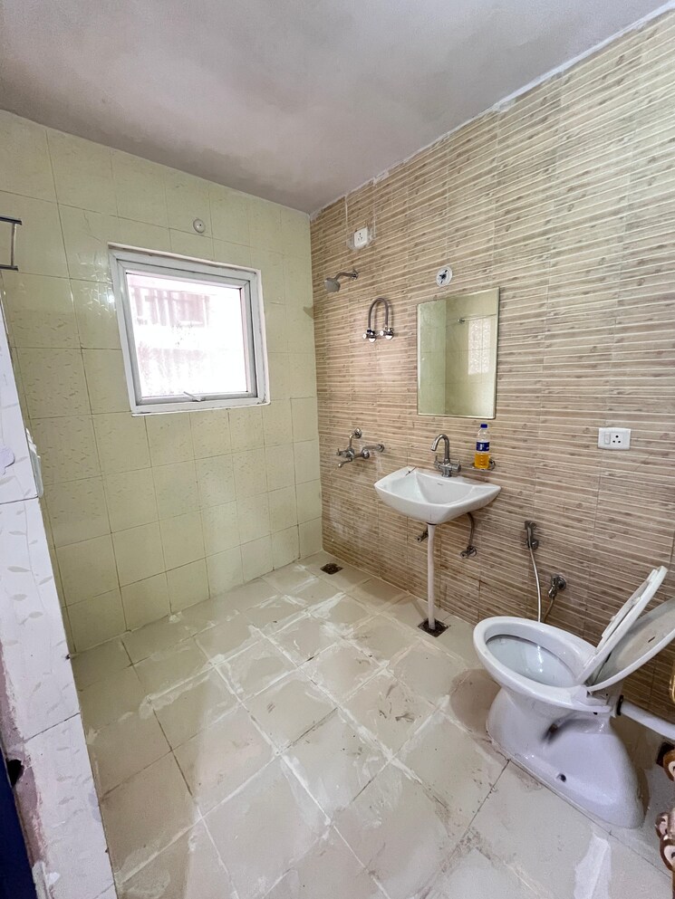 Bathroom, upavp-ganga-yamuna-and-hindon-enclave 3.5 Bedroom 2050 Sq.Ft. Apartment In Pratap Vihar Ghaziabad 9380991