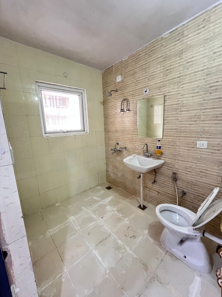 Bathroom, upavp-ganga-yamuna-and-hindon-enclave 3.5 Bedroom 2050 Sq.Ft. Apartment In Pratap Vihar Ghaziabad 9380991