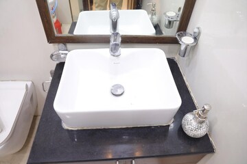 Furnished Amenities in 3 BHK Apartment at Saket – for Rent