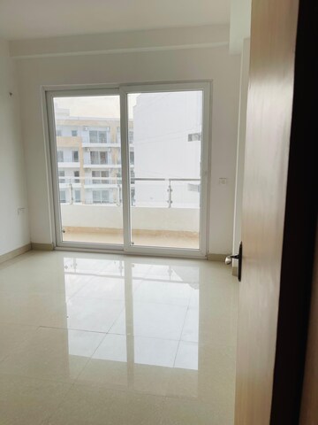 Room in 2 BHK Apartment at Signature Global City, Sector 37d – for Rent