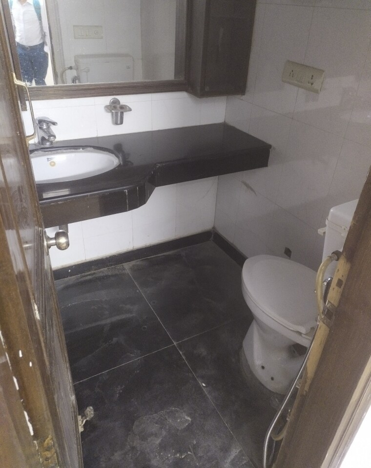 Attached Bathroom, chittaranjan park 2 Bedroom 1300 Sq.Ft. Builder Floor In Chittaranjan Park Delhi 9381018