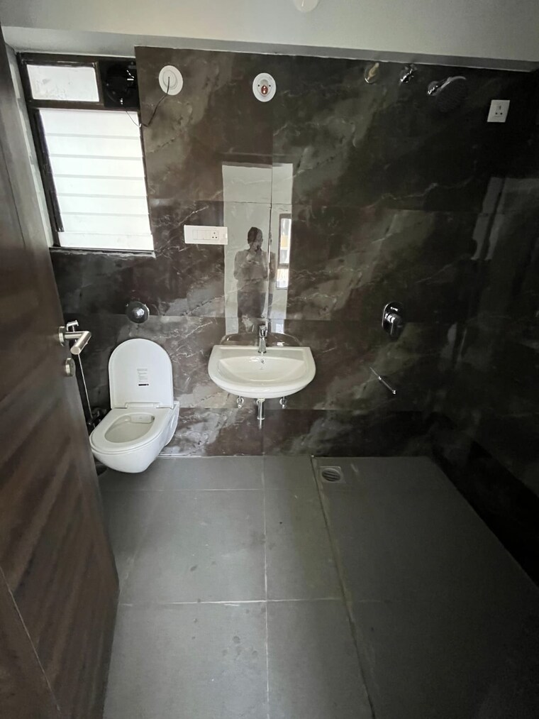 Bathroom, kakkad-la-vida 2 Bedroom 882 Sq.Ft. Apartment In Balewadi Pune 9381375