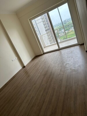 Room in 2.5 BHK Apartment at Pareena Micasa, Sector 68 – for Rent