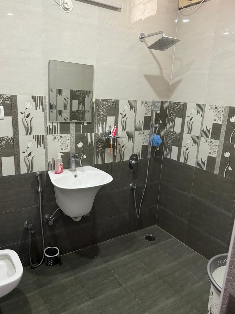 Bathroom, moti nagar 3 Bedroom 1528 Sq.Ft. Apartment In Moti Nagar Hyderabad 9381496