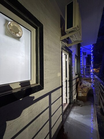 Balcony in 1 RK Builder Floor at Sushant Vyapaar Kendra, Sector 43 – for Rent