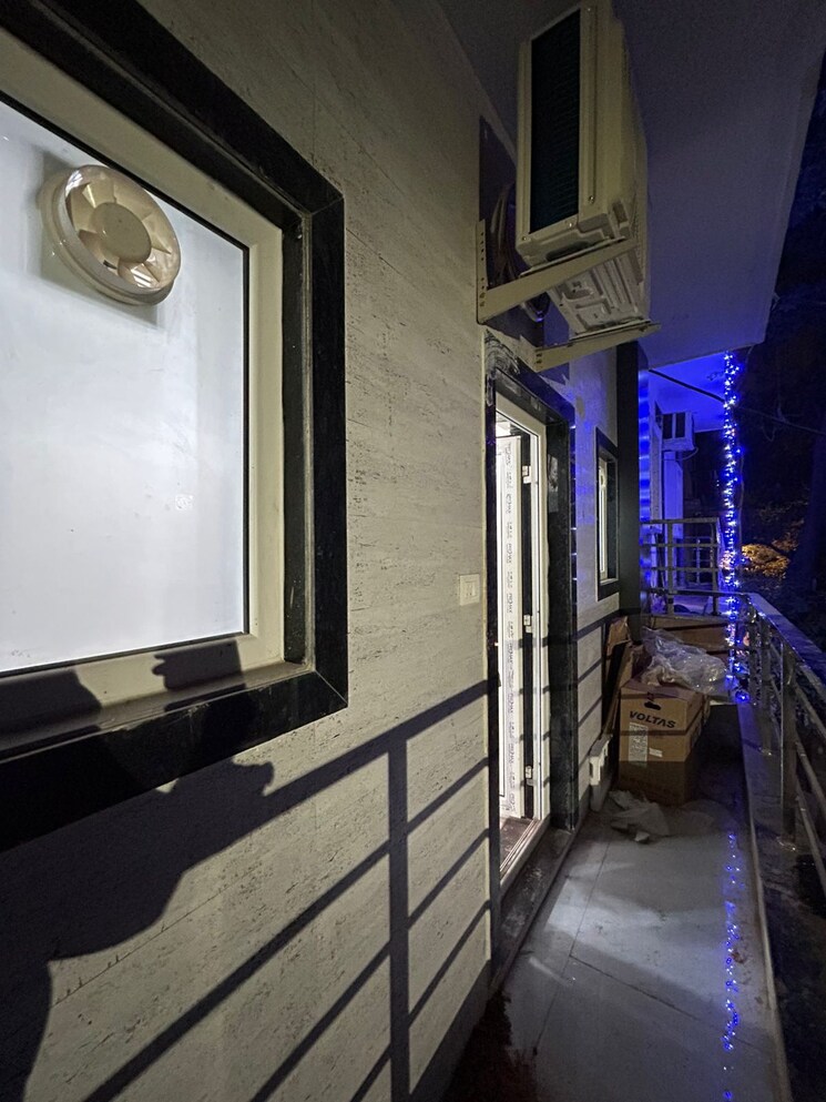 Balcony, sushant-vyapaar-kendra 1 RK 300 Sq.Ft. Builder Floor In Sector 43 Gurgaon 9381719