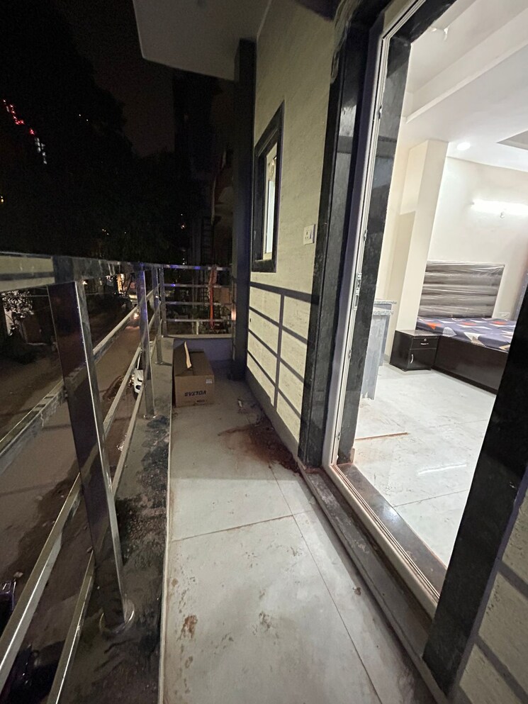 Balcony, sushant-vyapaar-kendra 1 RK 300 Sq.Ft. Builder Floor In Sector 43 Gurgaon 9381719