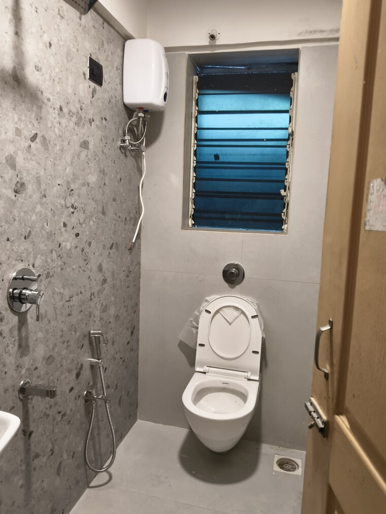 Bathroom, vile parle west 1.5 Bedroom 550 Sq.Ft. Apartment In Vile Parle West Mumbai 9381764