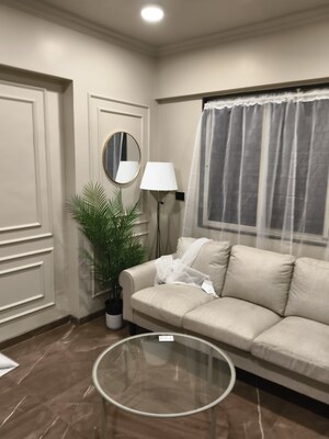 Furnished Amenities in 1.5 BHK Apartment at Vile Parle West – for Rent