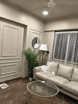 Living Room in 1.5 BHK Apartment at Vile Parle West – for Rent