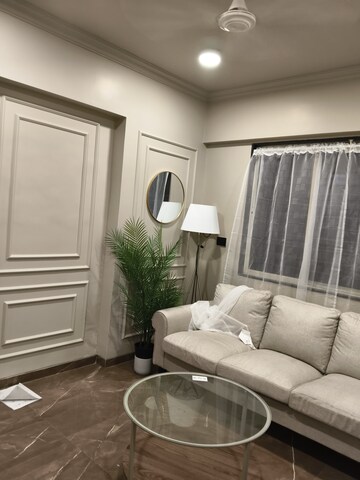 Living Room in 1.5 BHK Apartment at Vile Parle West – for Rent