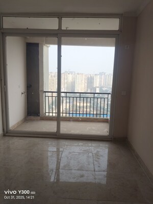 Room in 3 BHK Apartment at Amrapali Golf Homes, Sector 4 Greater Noida – for Rent