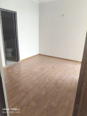 Room in 3 BHK Apartment at Amrapali Golf Homes, Sector 4 Greater Noida – for Rent