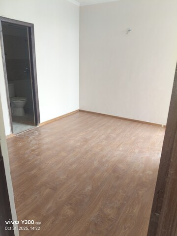 Room in 3 BHK Apartment at Amrapali Golf Homes, Sector 4 Greater Noida – for Rent