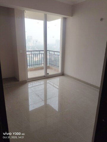 Room in 3 BHK Apartment at Amrapali Golf Homes, Sector 4 Greater Noida – for Rent