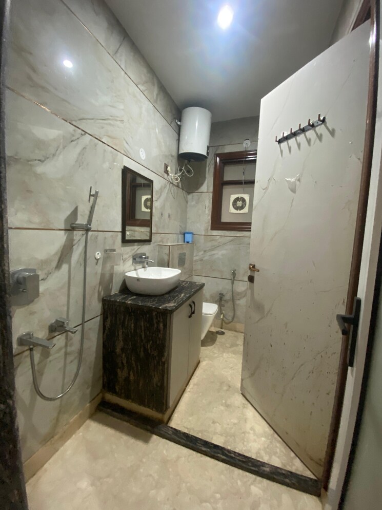 Bathroom, sector 17 dwarka 3 Bedroom 1500 Sq.Ft. Builder Floor In Sector 17 Dwarka Delhi 9381857