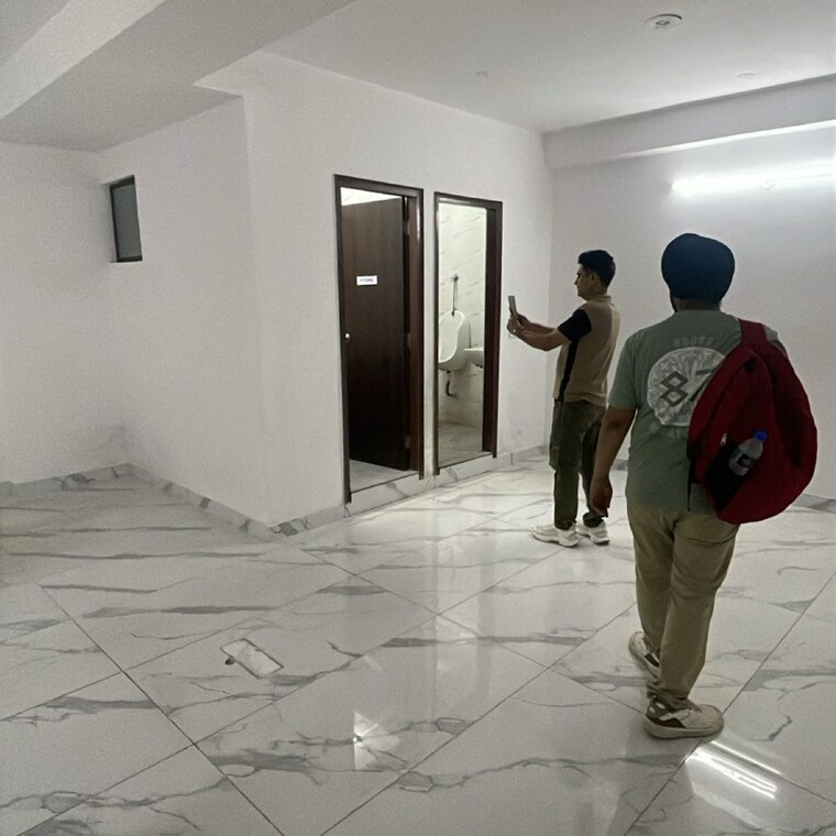  Parking, okhla industrial estate phase 2 Commercial Office Space 1000 Sq.Ft. In Okhla Industrial Estate Phase 2 Delhi 9381993