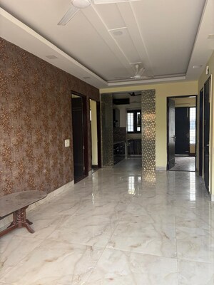 Room in 4 BHK Builder Floor at Sector 38 – for Rent