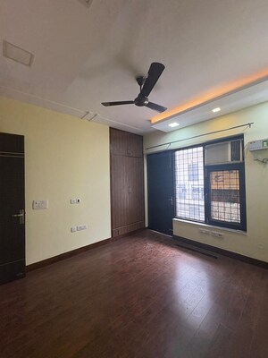 Room in 4 BHK Builder Floor at Sector 38 – for Rent