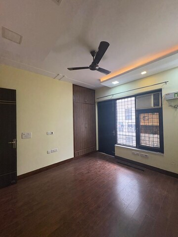Room in 4 BHK Builder Floor at Sector 38 – for Rent