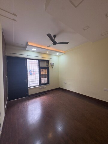 Room in 2 BHK Builder Floor at Sector 38 – for Rent