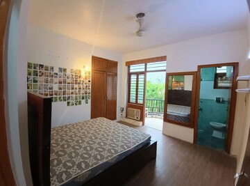 Bedroom in 3 BHK Builder Floor at Sector 38 – for Rent