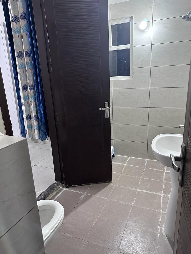 Bathroom, motiaz-royal-citi 3 Bedroom 1910 Sq.Ft. Apartment In Ambala Highway Zirakpur 9382042