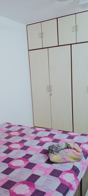 Room in 2 BHK Apartment at Bindra Complex, Andheri East – for Rent