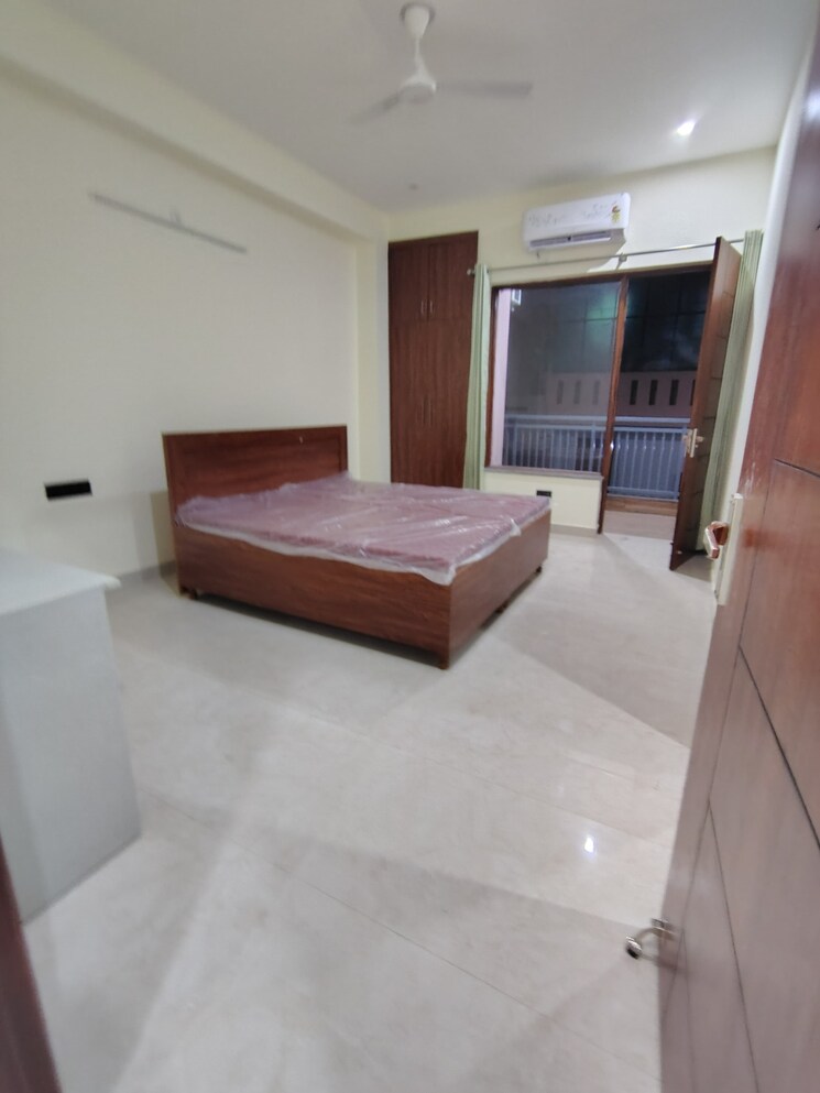 Room, sector 23a 3 Bedroom 500 Sq.Yd. Builder Floor In Sector 23a Gurgaon 9382192